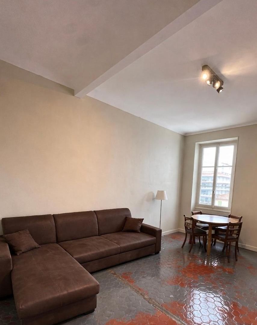 Renovated 2-room Sleeps 4 Tram And Shops Nearby * Nice