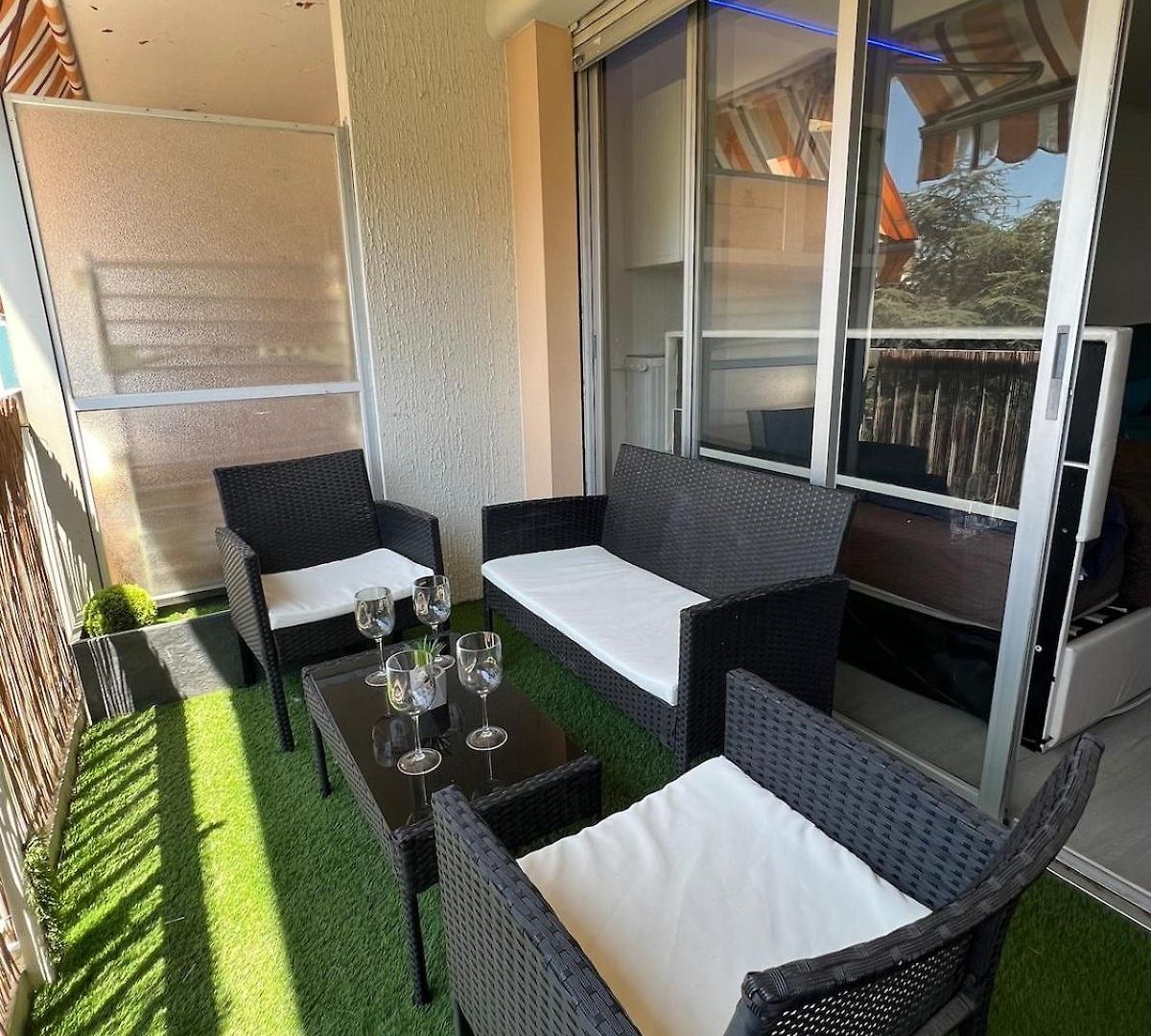 Sea View Apartment *