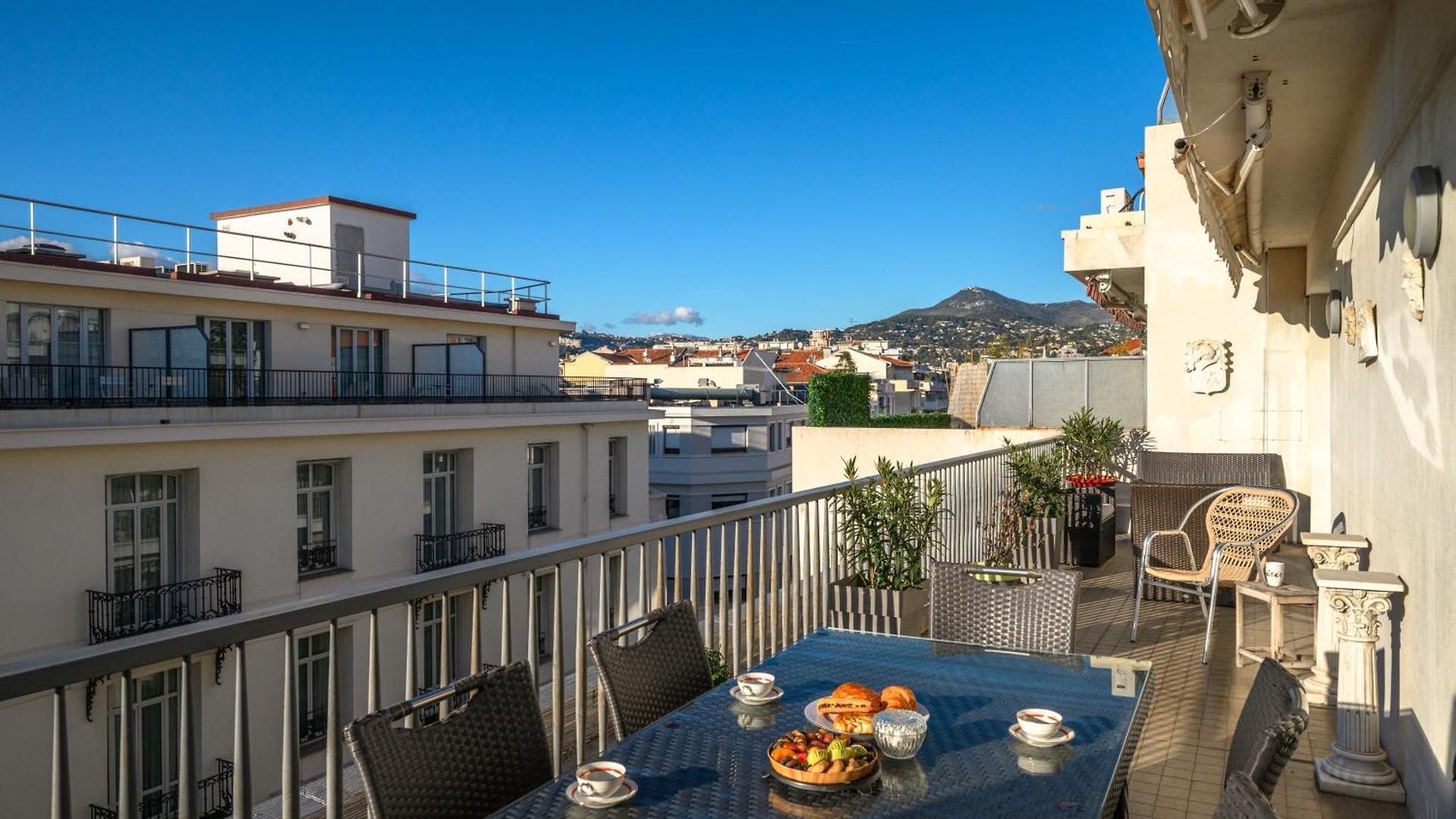 Vue Ensoleillée Sur Les Toits De Appartement Nice