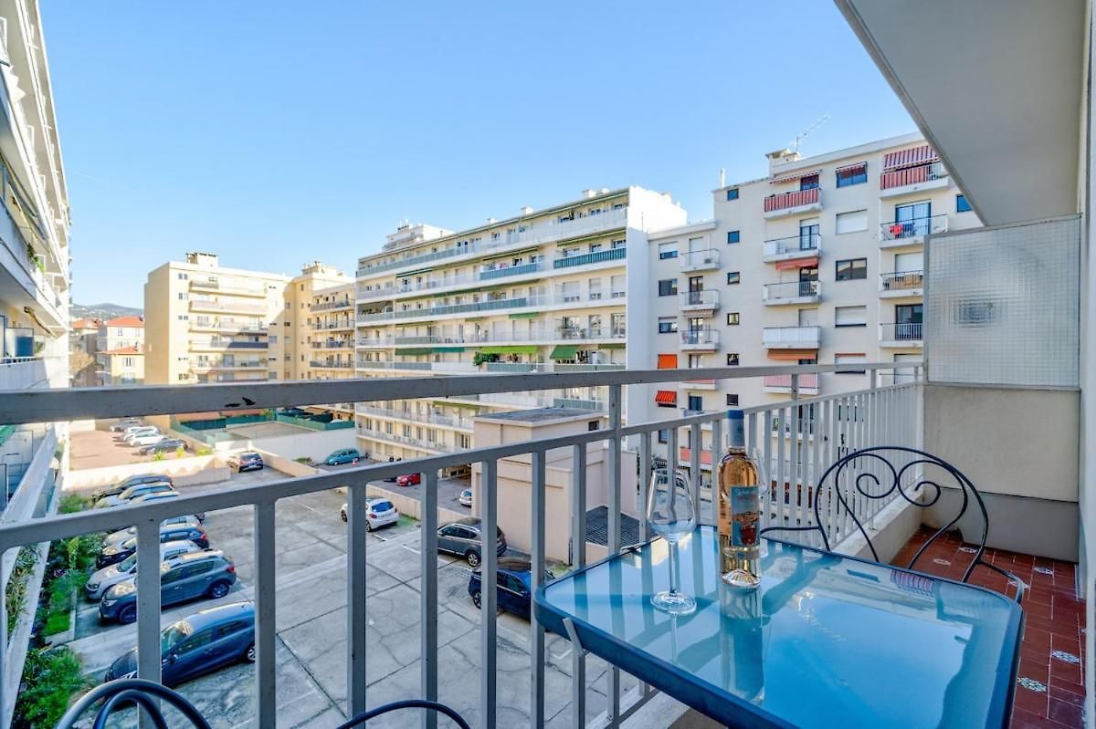 Port De - With Balcony *
