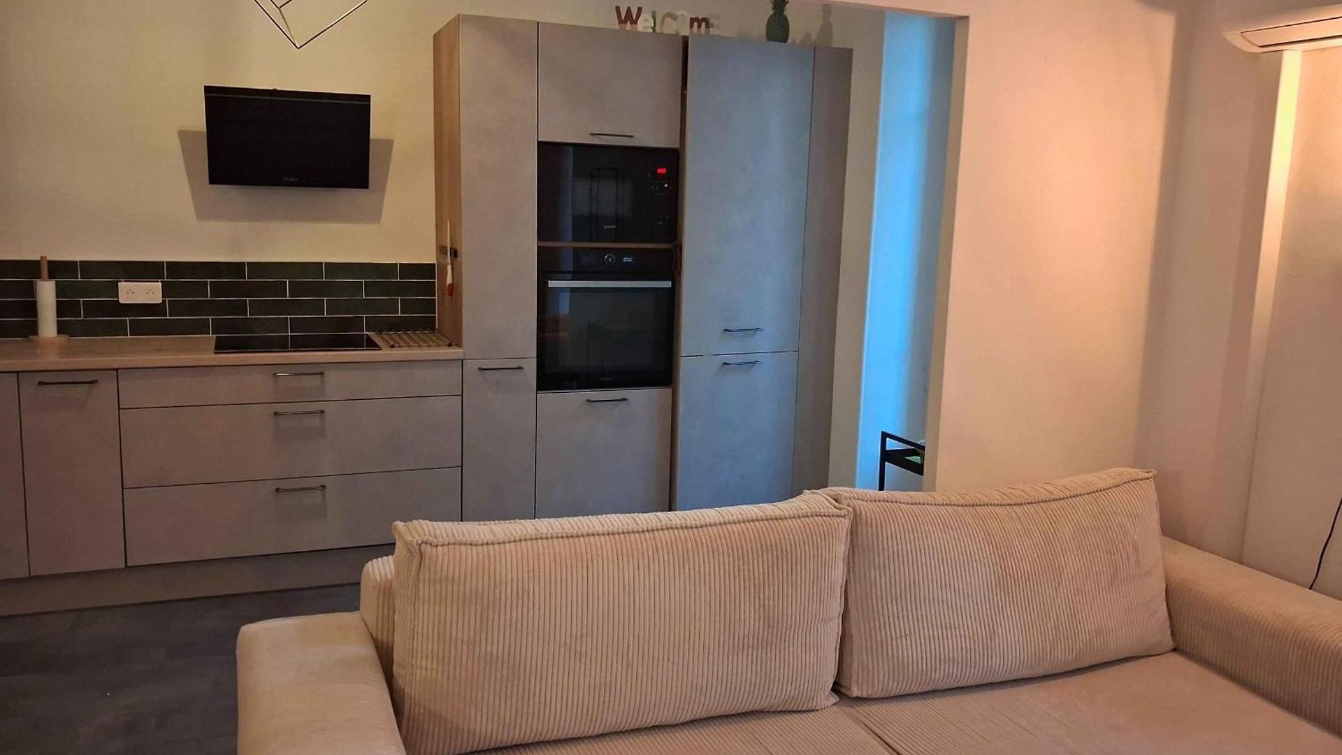 Apartment Charming Bright In