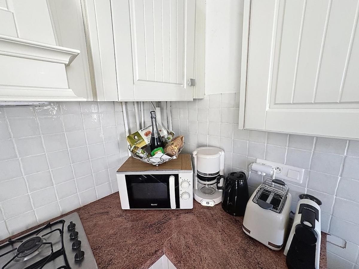 Large 2 Bedroom Apartment, Close To Promenade Des