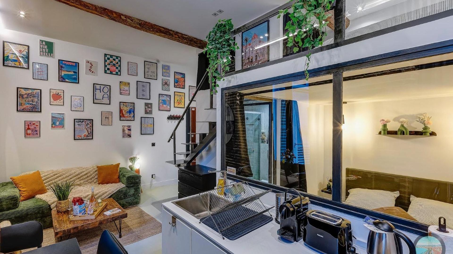 Chic Industrial Loft Quiet Garibaldi Ac Balcony Apartment *