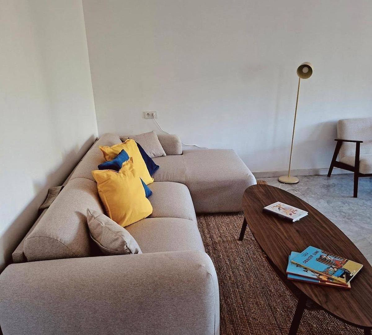 Appartement Elegant And Comfortable 3 Room, & Transport Within Walking Distance