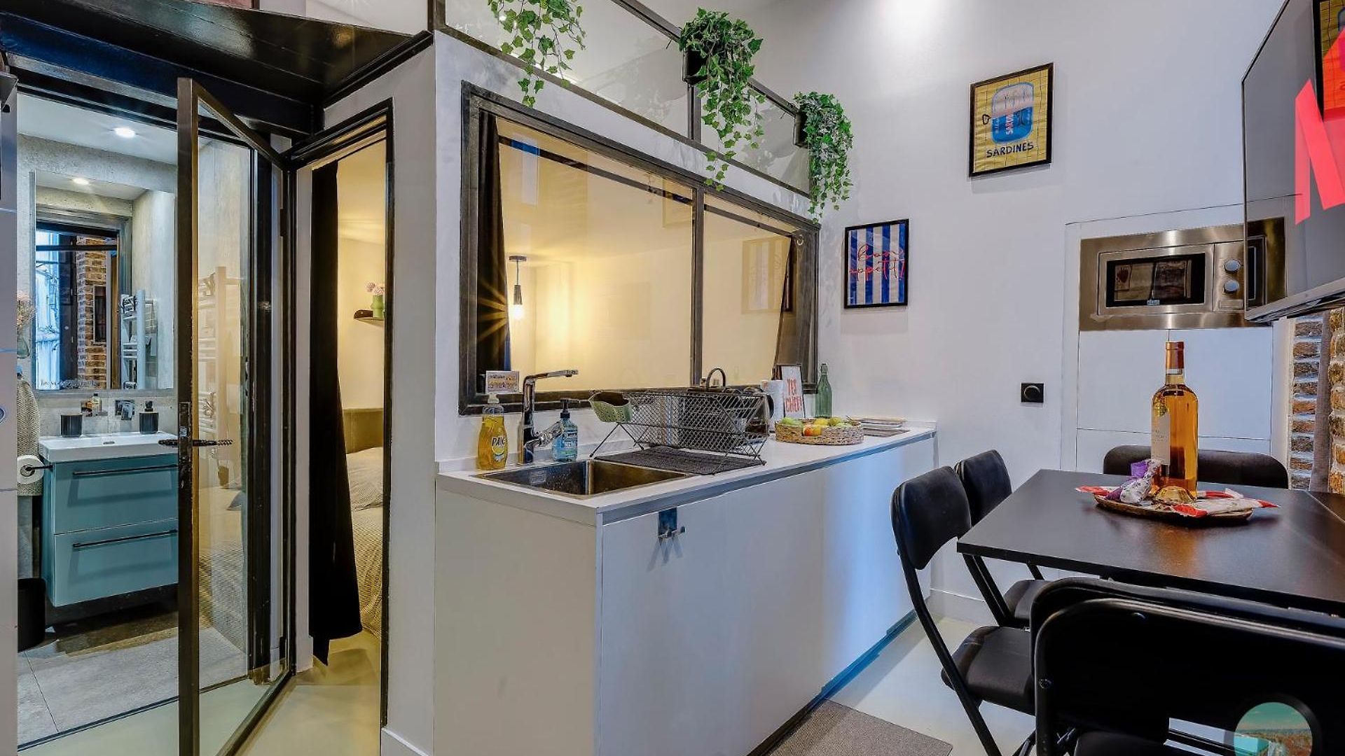 Chic Industrial Loft Quiet Garibaldi Ac Balcony Nice