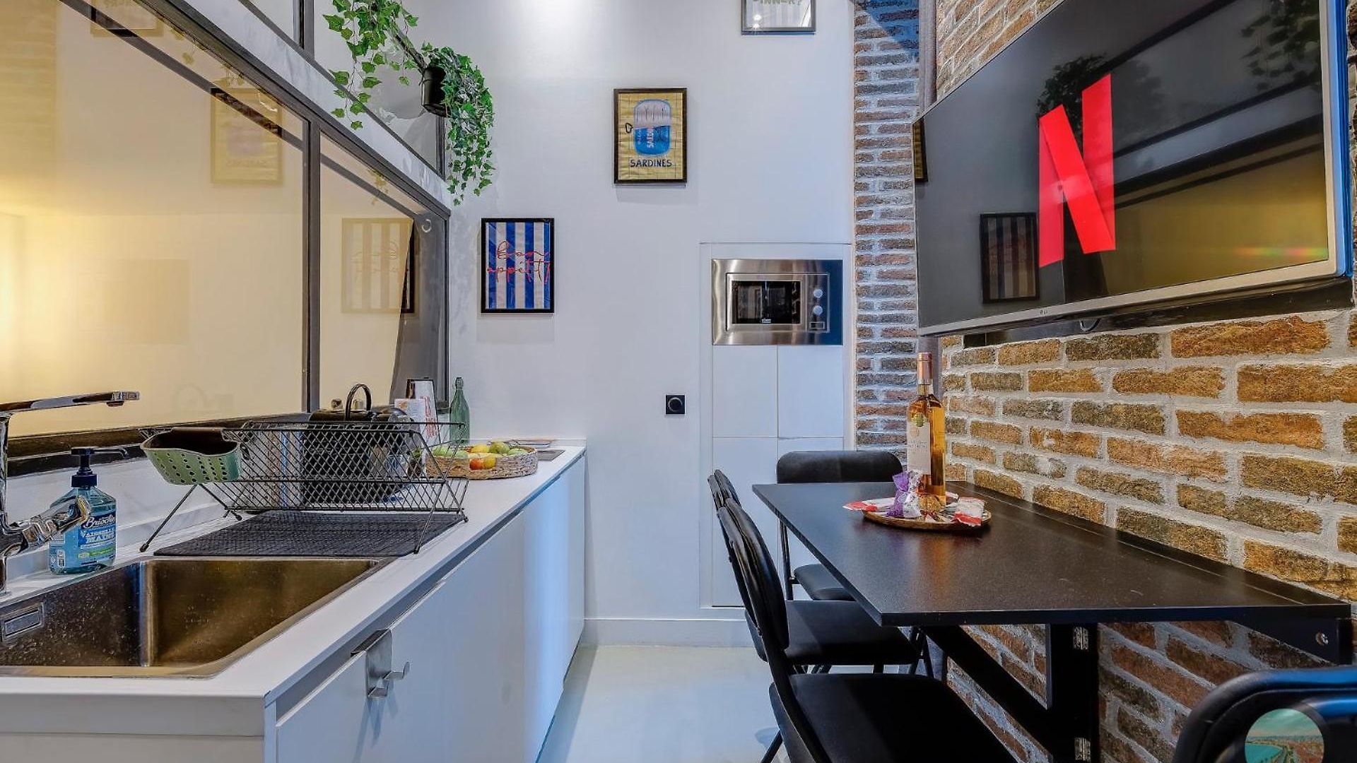 Chic Industrial Loft Quiet Garibaldi Ac Balcony * Nice