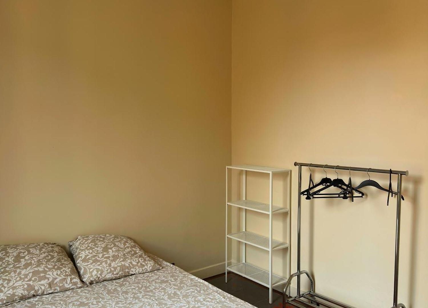 Renovated 2-room Sleeps 4 Tram And Shops Nearby *