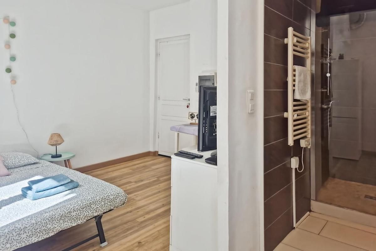 Studio, Downtown, Train Station, Wifi, Air Conditioning * Nice