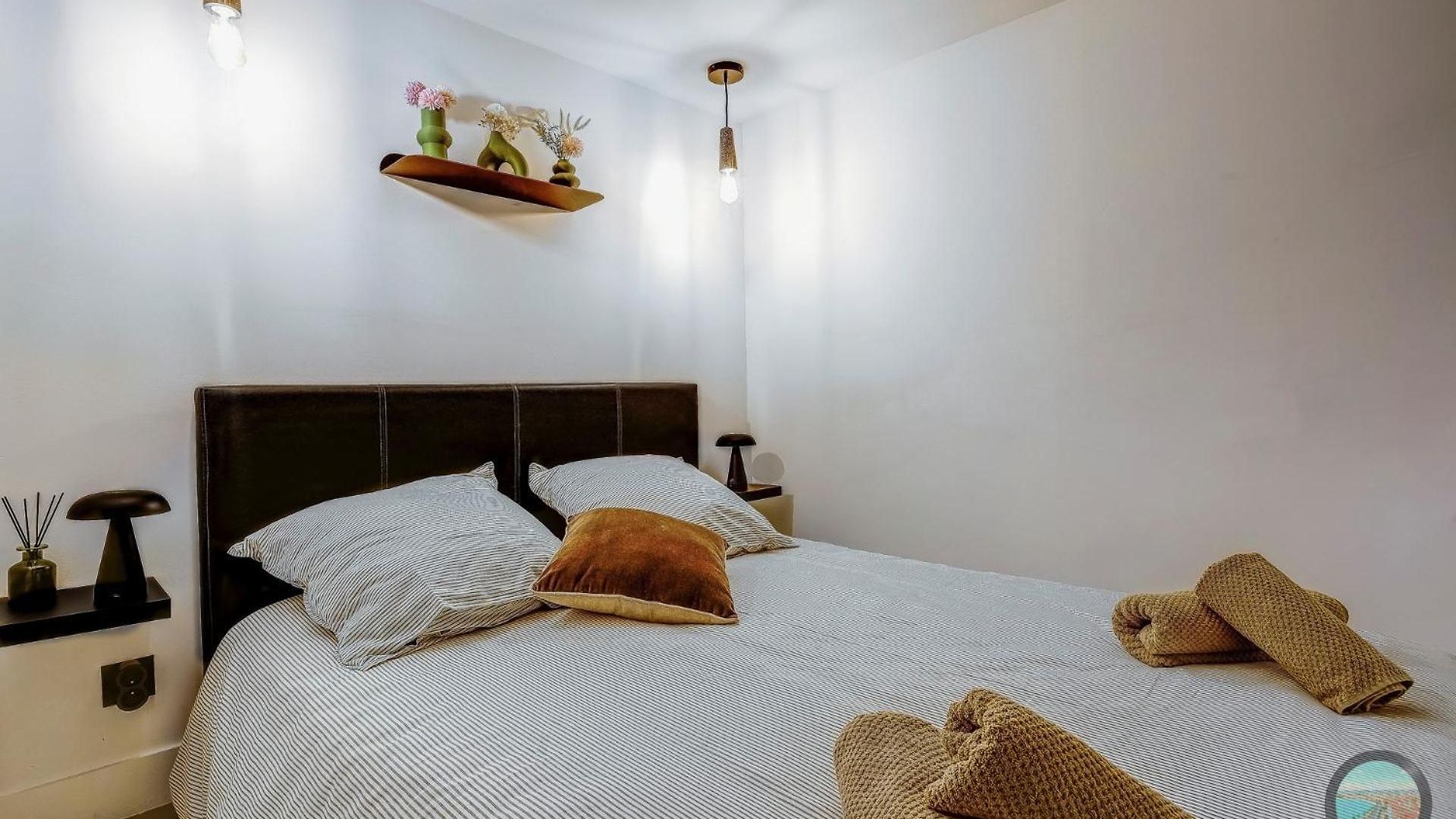 Chic Industrial Loft Quiet Garibaldi Ac Balcony Apartment *