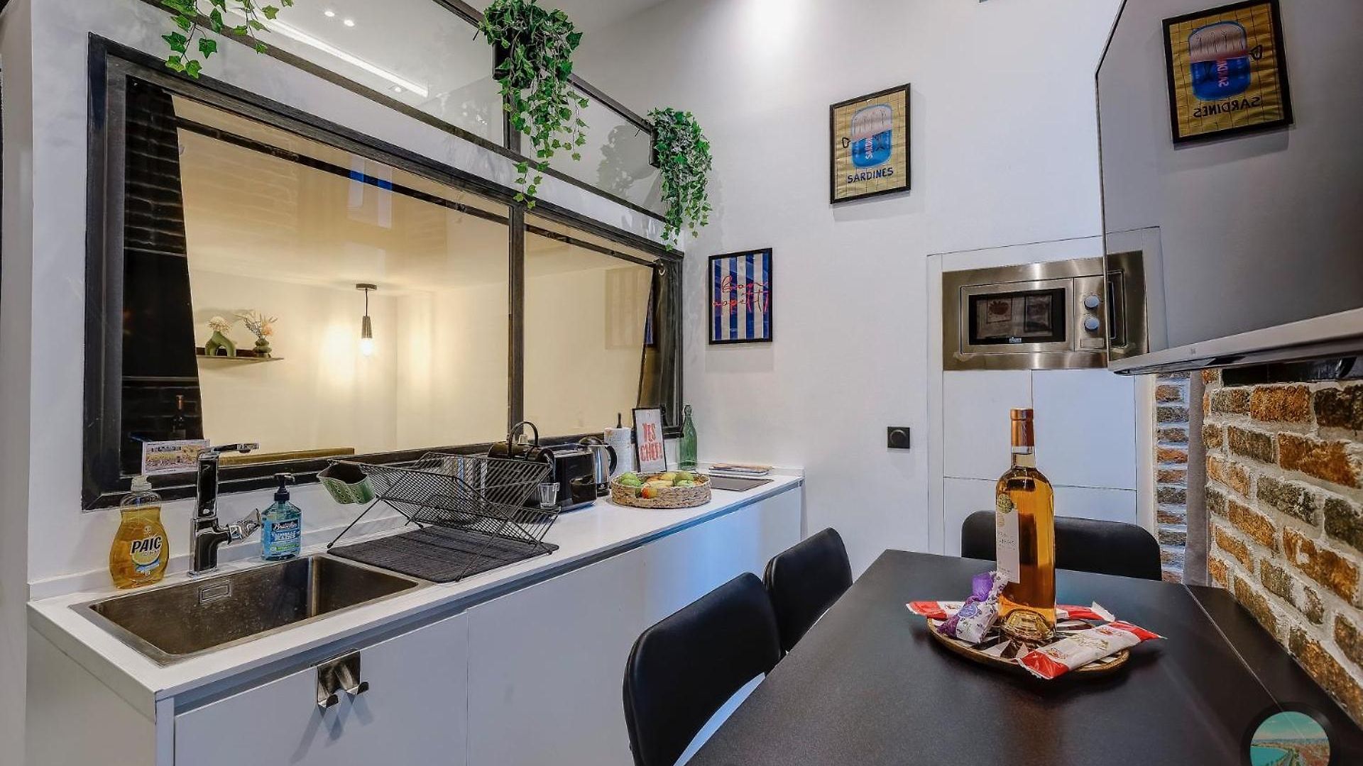 Apartment Chic Industrial Loft Quiet Garibaldi Ac Balcony