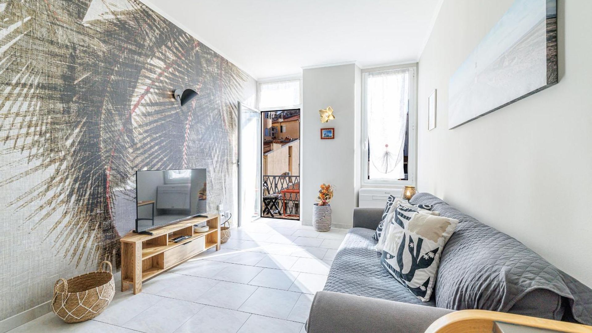 Massena Street - Quiet 2 Bdr & Balcony Apartment *