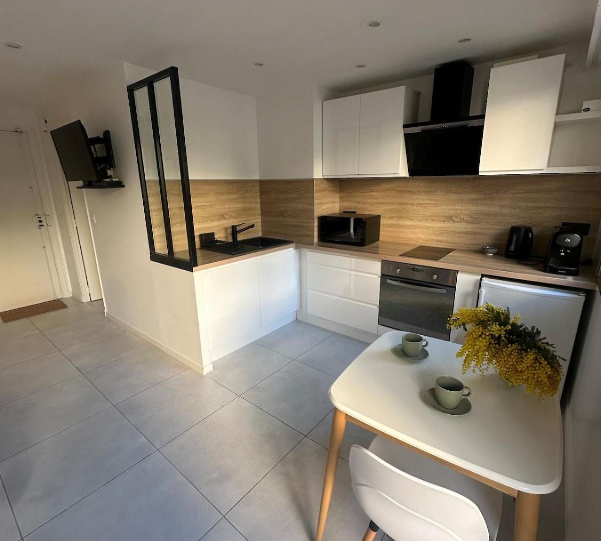 Quiet Modern In The Very Heart Of Apartment