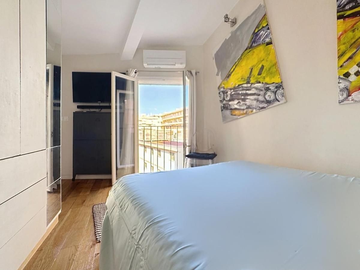 Calm & Cozy Cocoon Place Massena Downtown Apartment