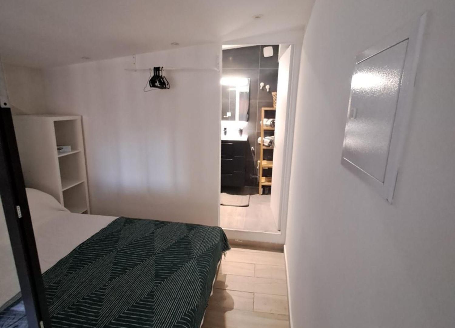 Dans Le Apartment