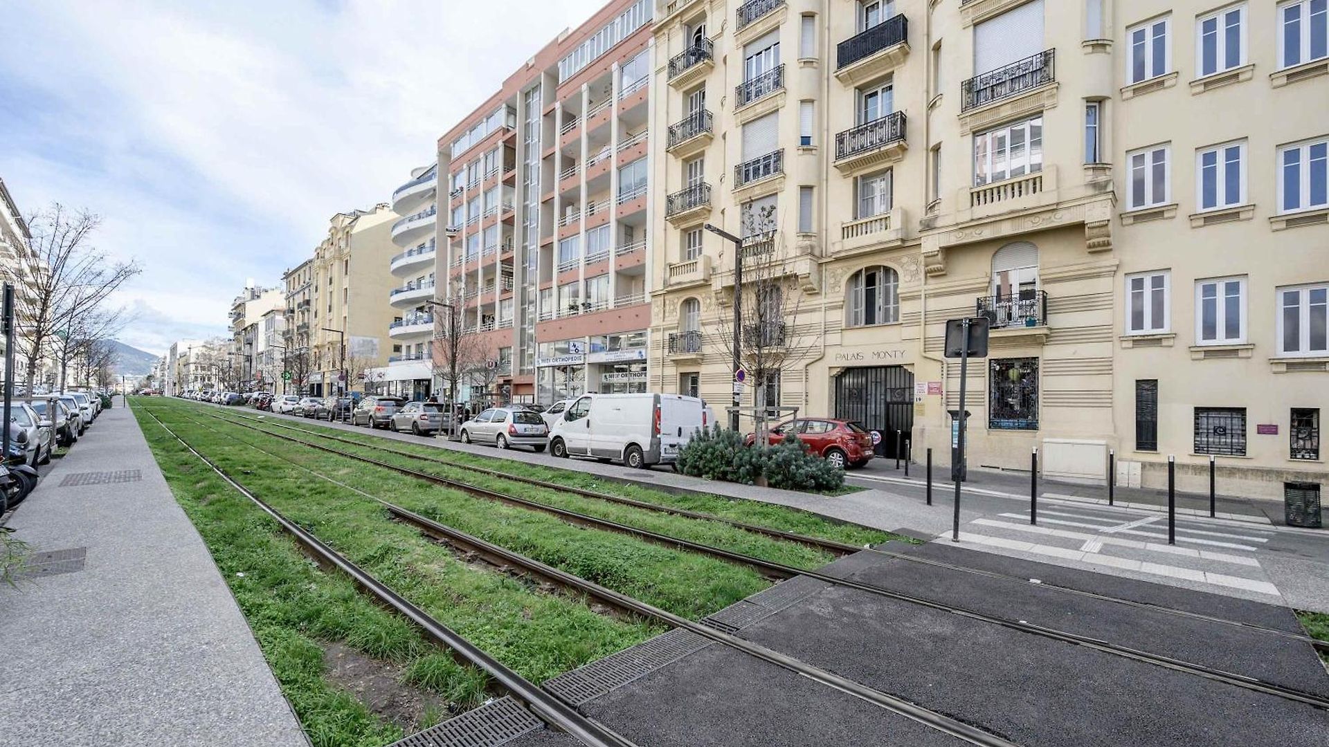 Lx196 Mezzanine Balcon Tram A Pied *