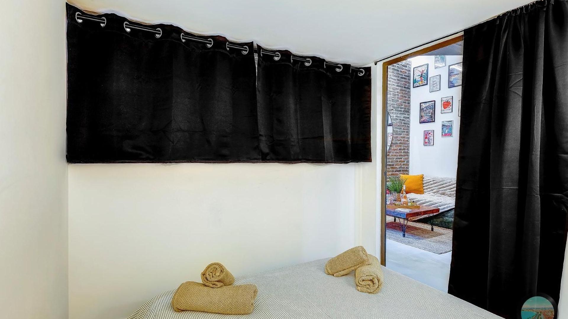 Chic Industrial Loft Quiet Garibaldi Ac Balcony *