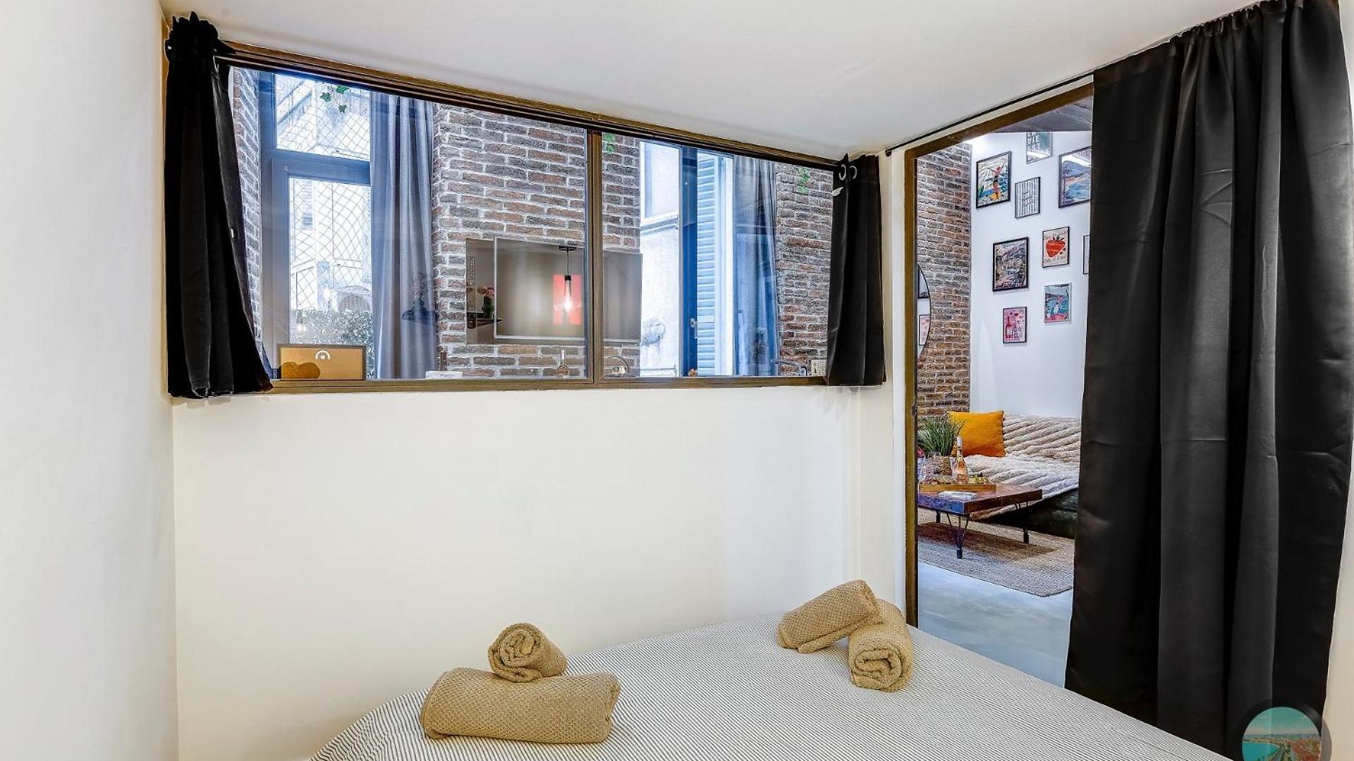 Chic Industrial Loft Quiet Garibaldi Ac Balcony Apartment *