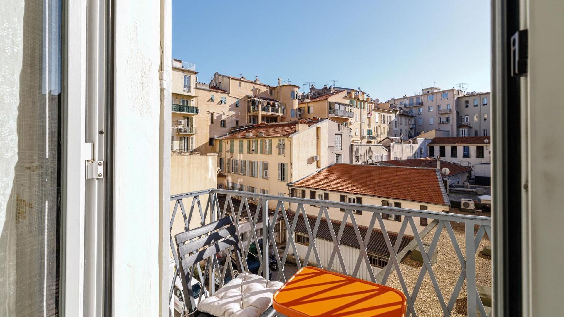 Massena Street - Quiet 2 Bdr & Balcony Apartment