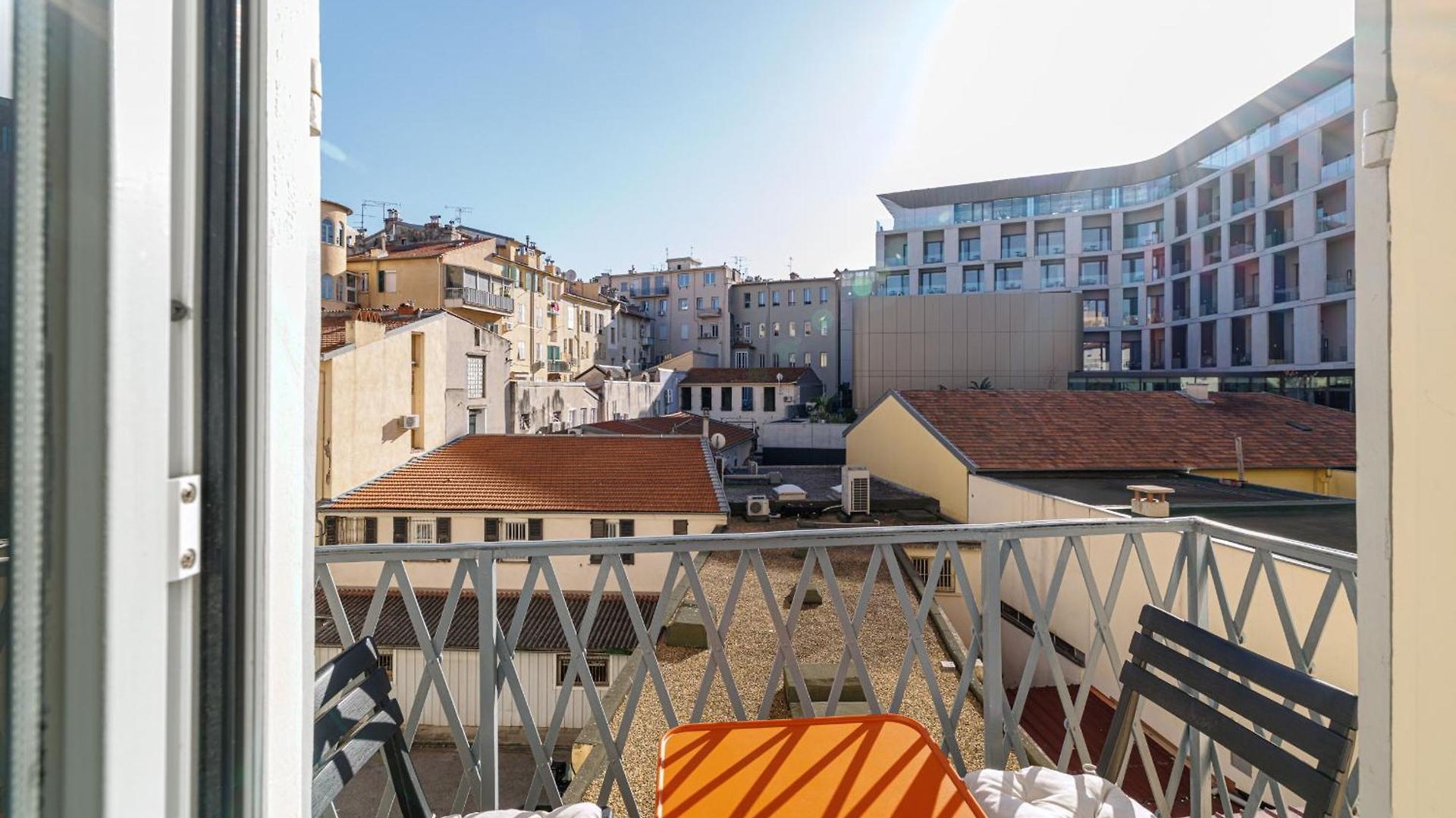Massena Street - Quiet 2 Bdr & Balcony