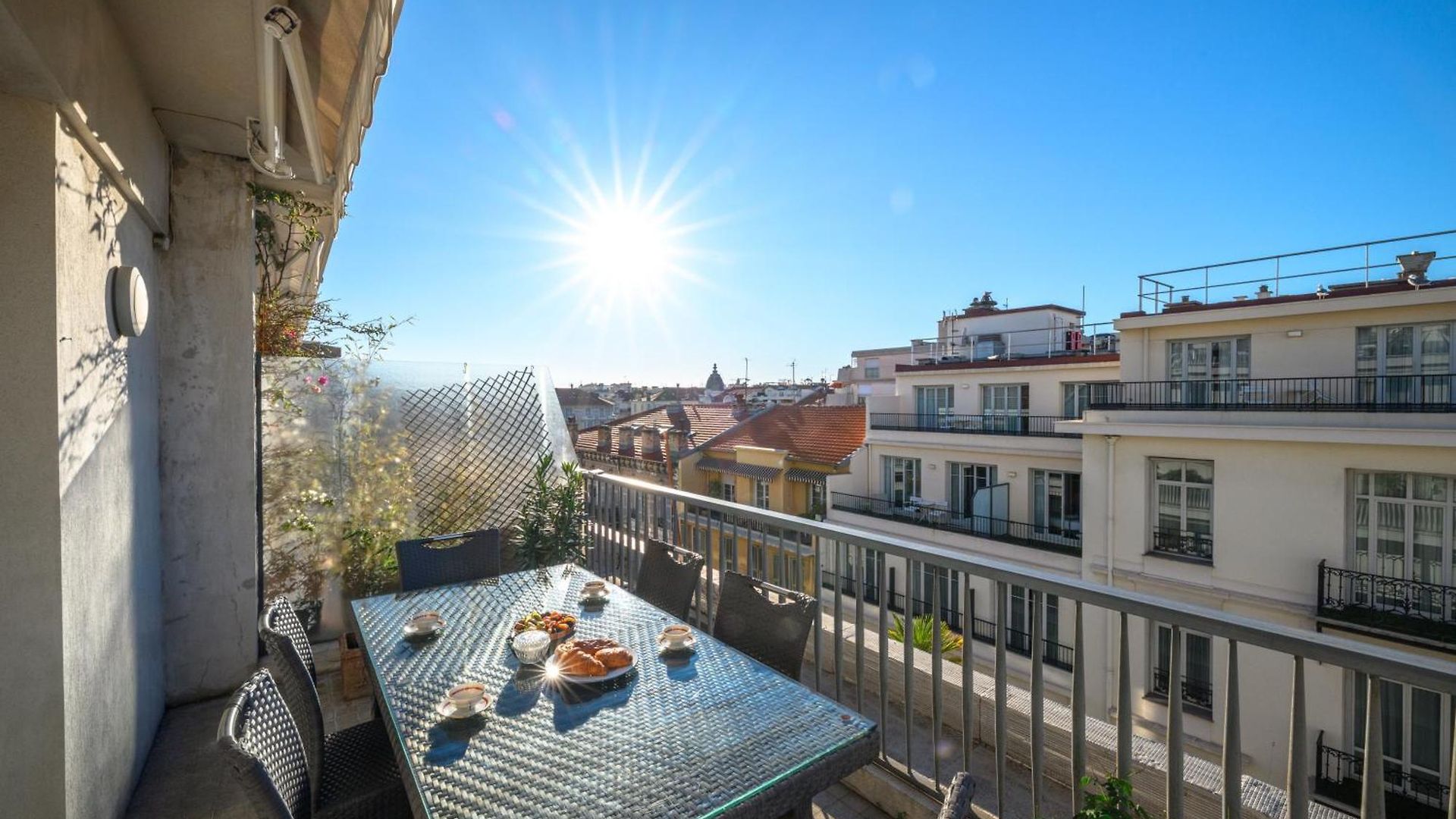 Appartement Vue Ensoleillée Sur Les Toits De *