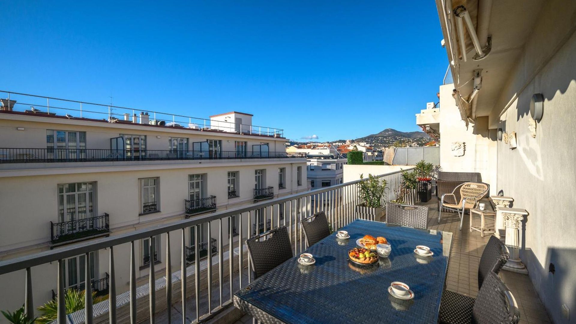Vue Ensoleillée Sur Les Toits De Appartement *