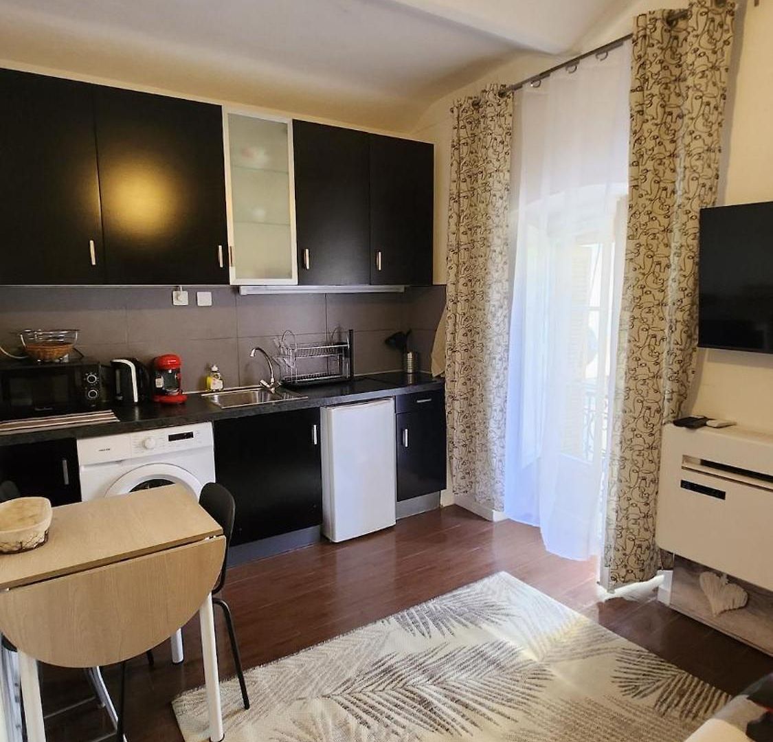 Apartment 2-room Off The *