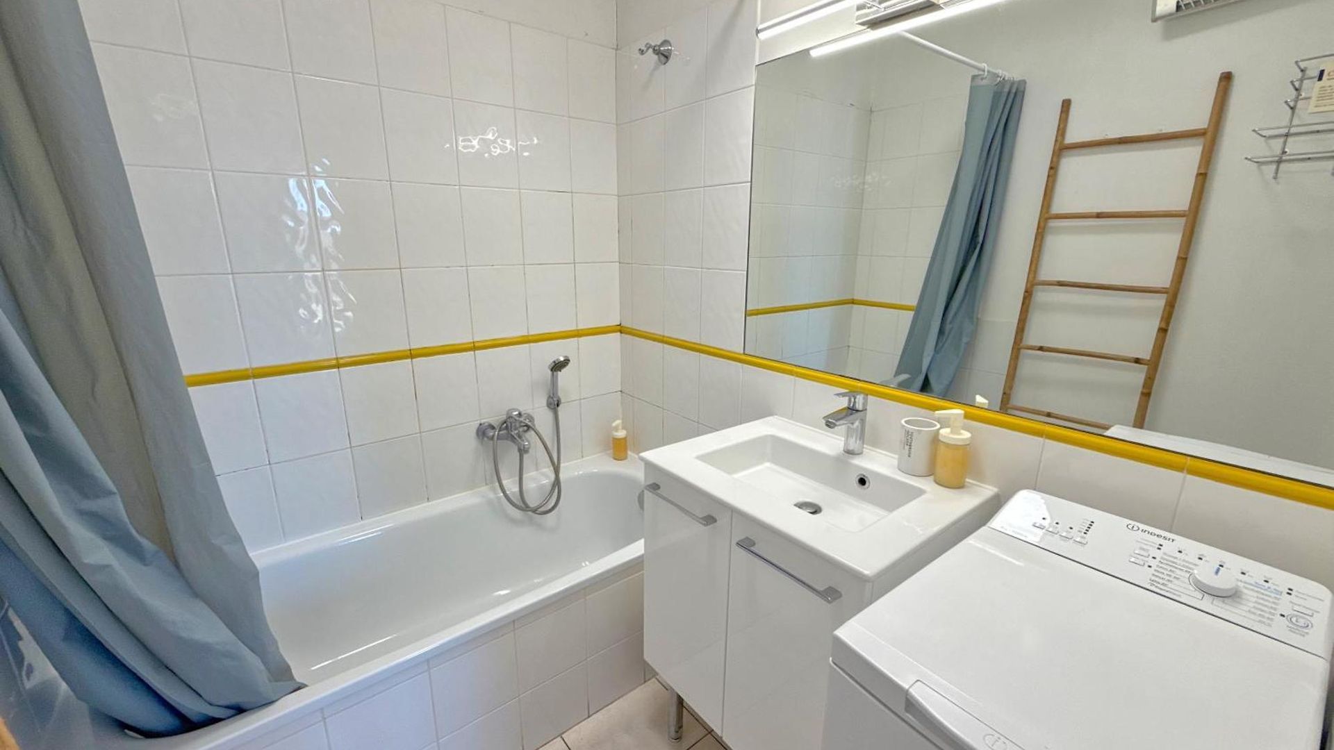 4-person - Air Conditioning And Pool Apartment