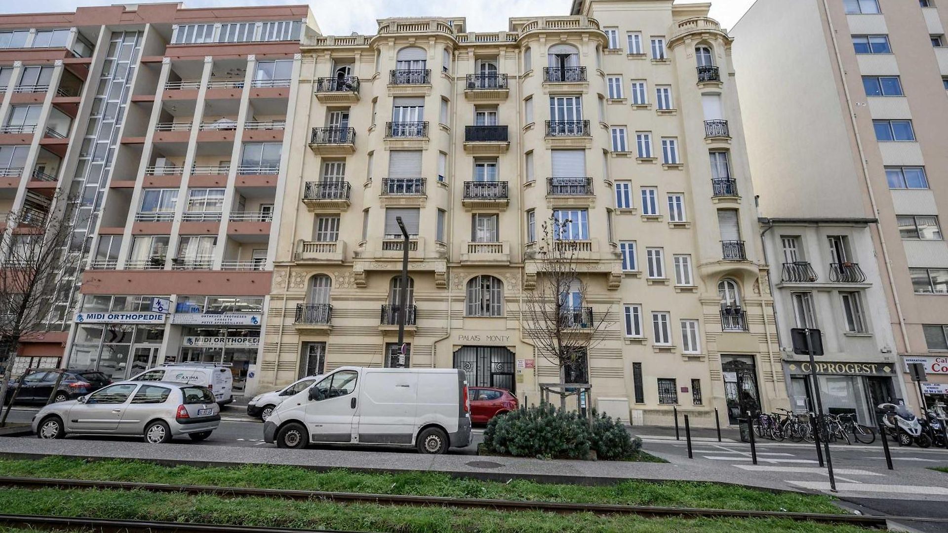 Lx196 Mezzanine Balcon Tram A Pied