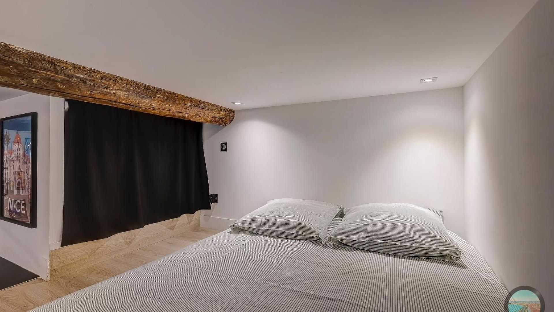 Apartment Chic Industrial Loft Quiet Garibaldi Ac Balcony