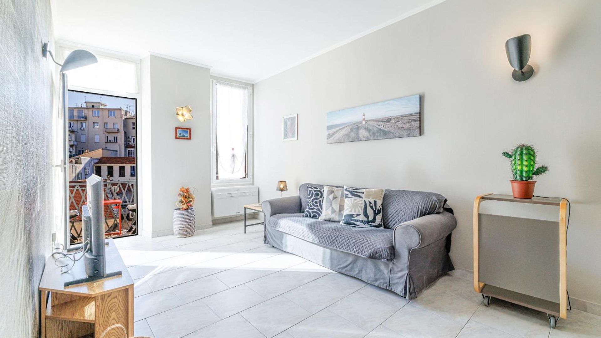 Massena Street - Quiet 2 Bdr & Balcony Nice