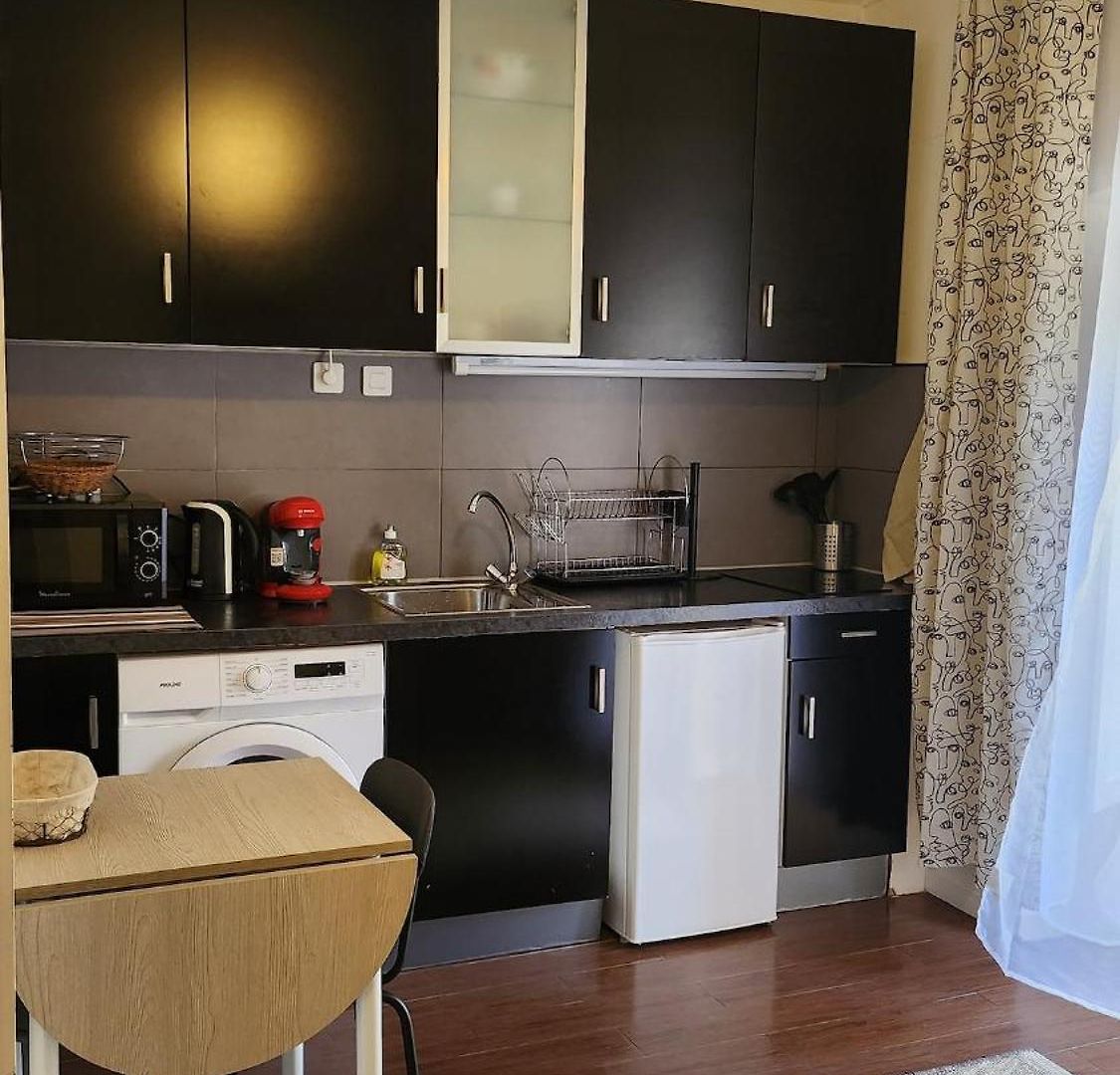 2-room Off The * Nice