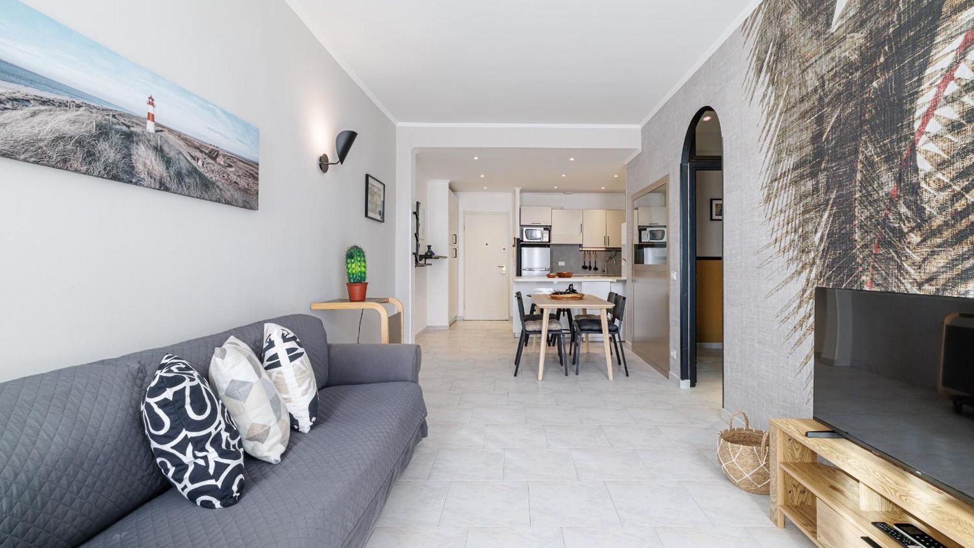 Massena Street - Quiet 2 Bdr & Balcony