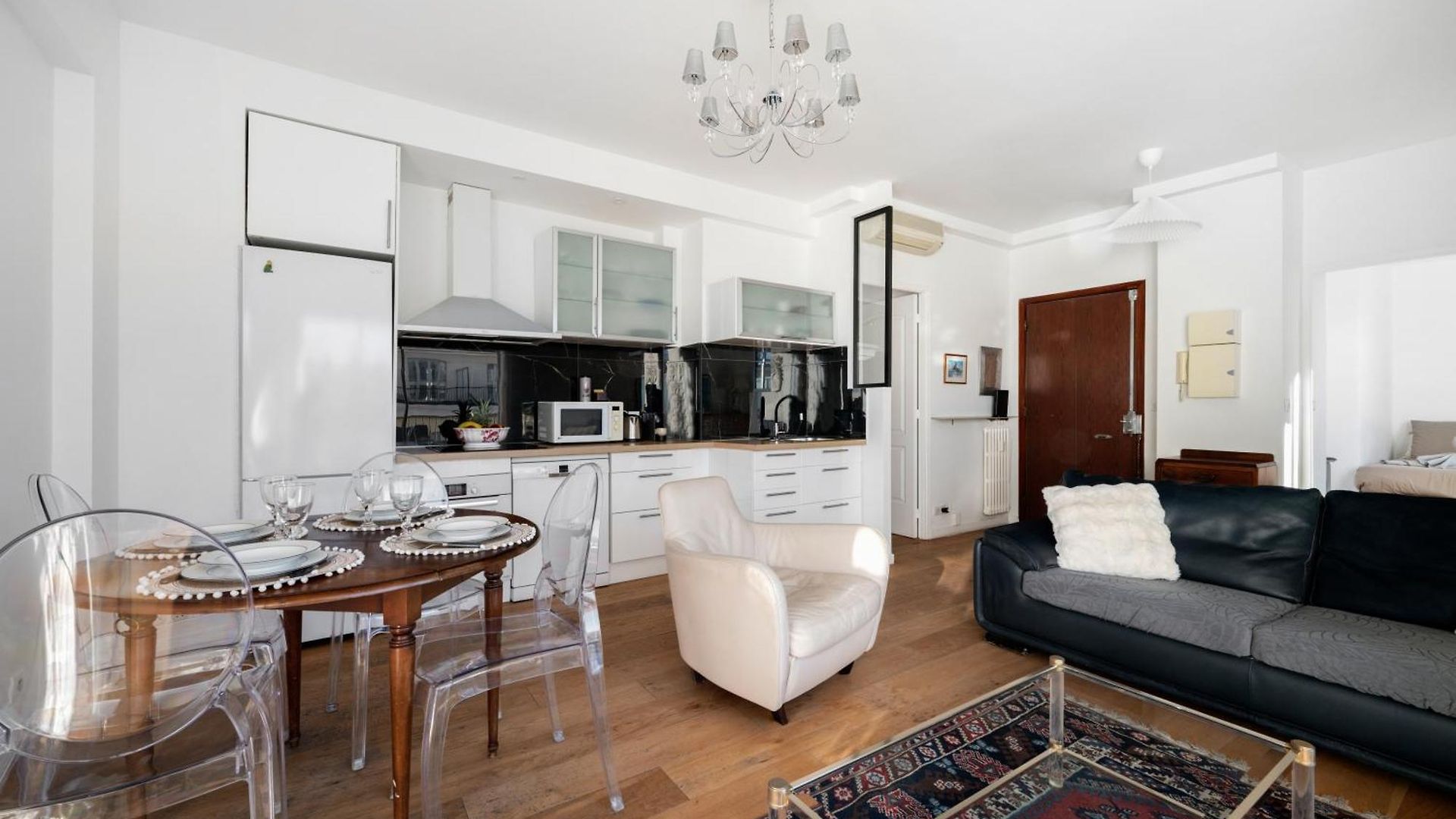Appartement Vue Ensoleillée Sur Les Toits De Nice