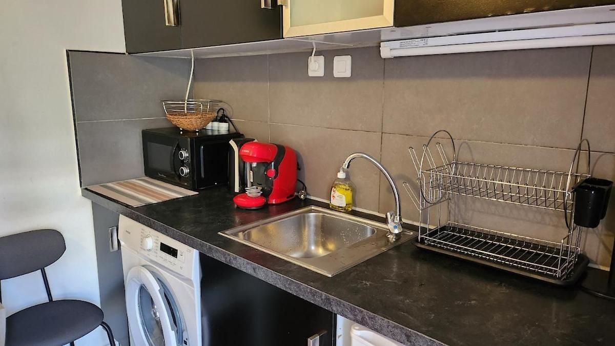 2-room Off The * Nice
