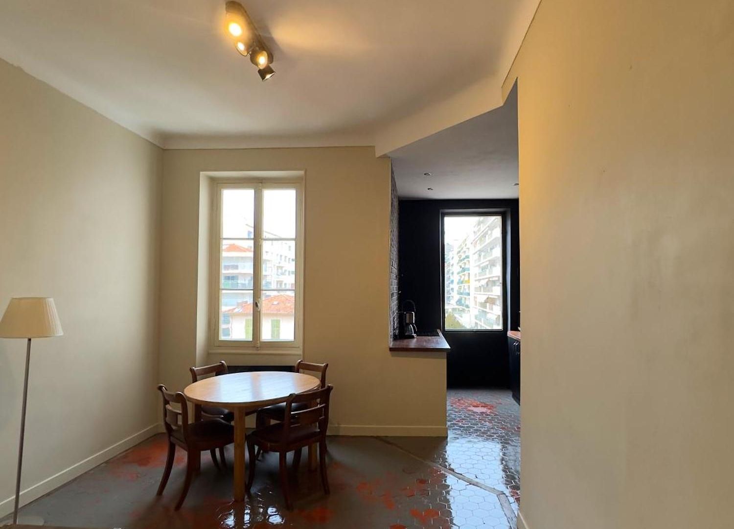 Renovated 2-room Sleeps 4 Tram And Shops Nearby *