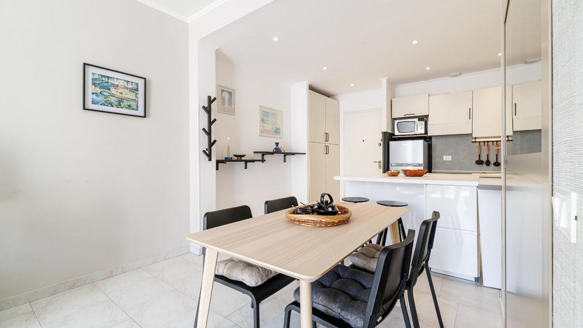 Massena Street - Quiet 2 Bdr & Balcony