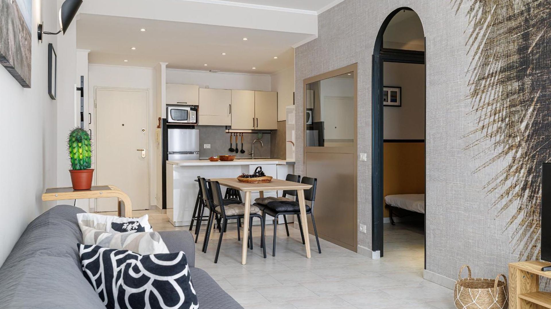 Massena Street - Quiet 2 Bdr & Balcony Apartment *