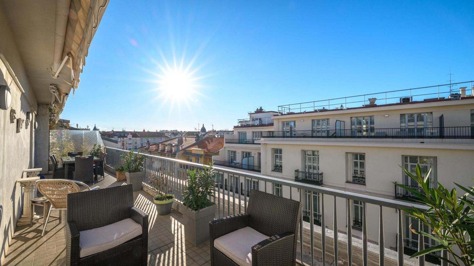 Vue Ensoleillée Sur Les Toits De *