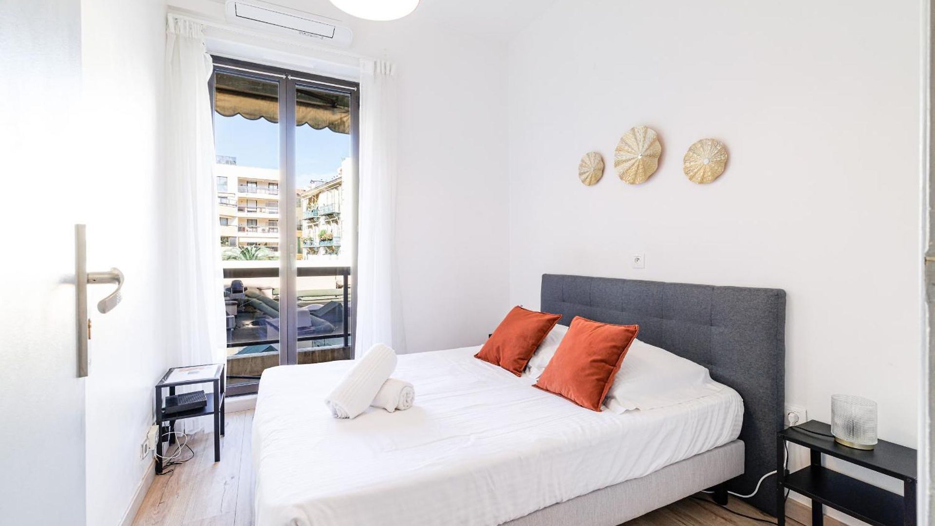 Ultra 2 Bdr - Ac & Balcony Apartment