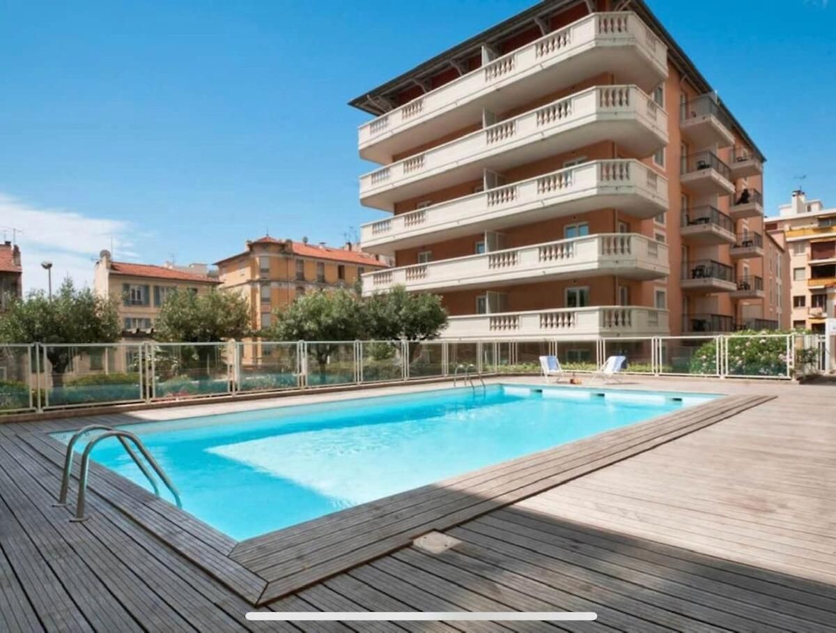 4-person - Air Conditioning And Pool Nice