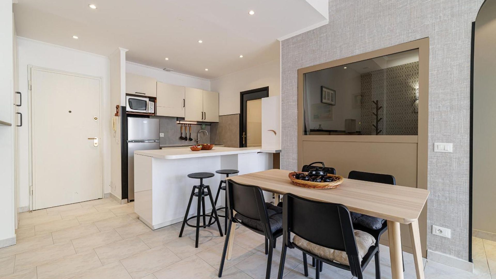 Massena Street - Quiet 2 Bdr & Balcony Apartment *