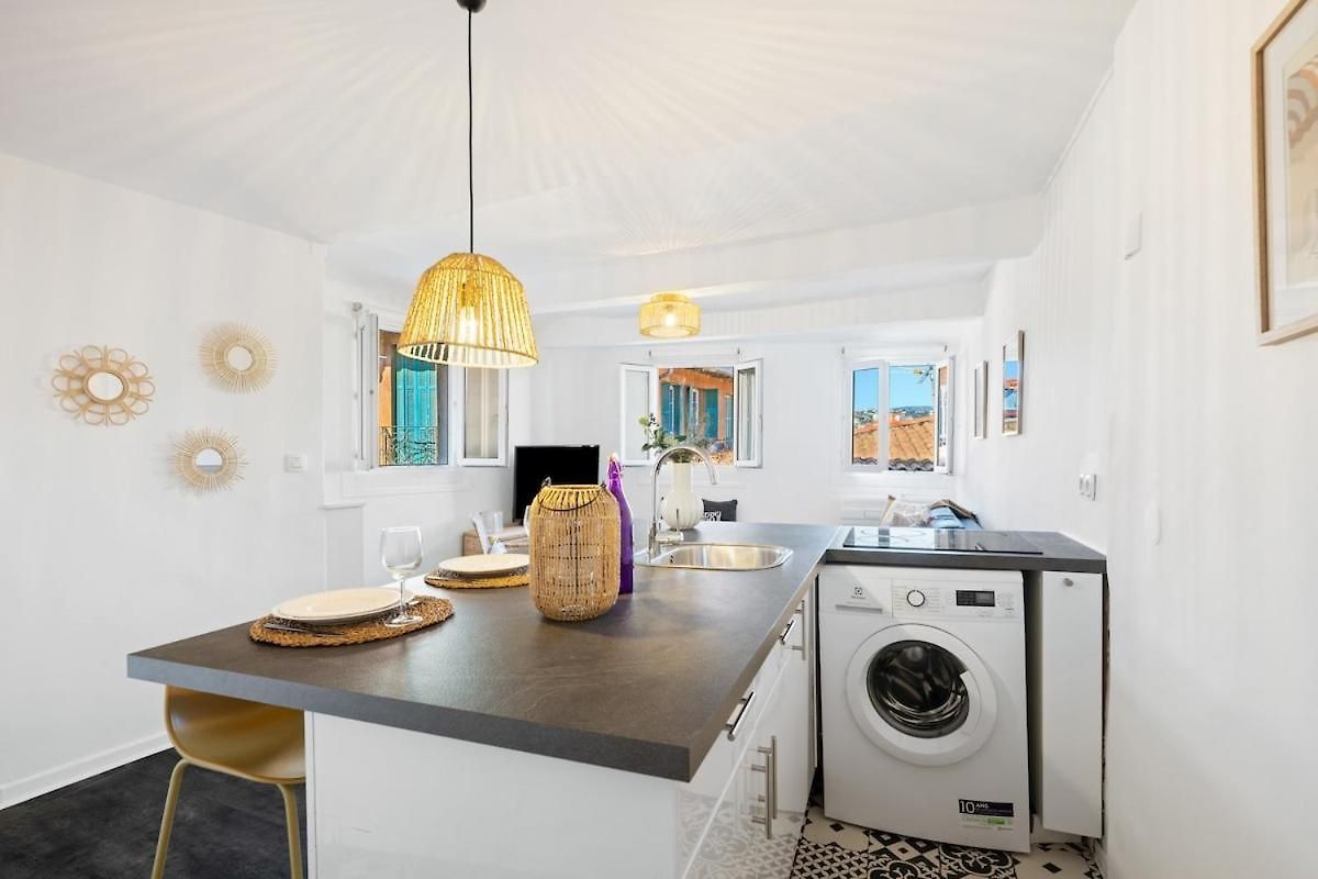 Charming Typical In The Heart Of Vieux Ac Apartment