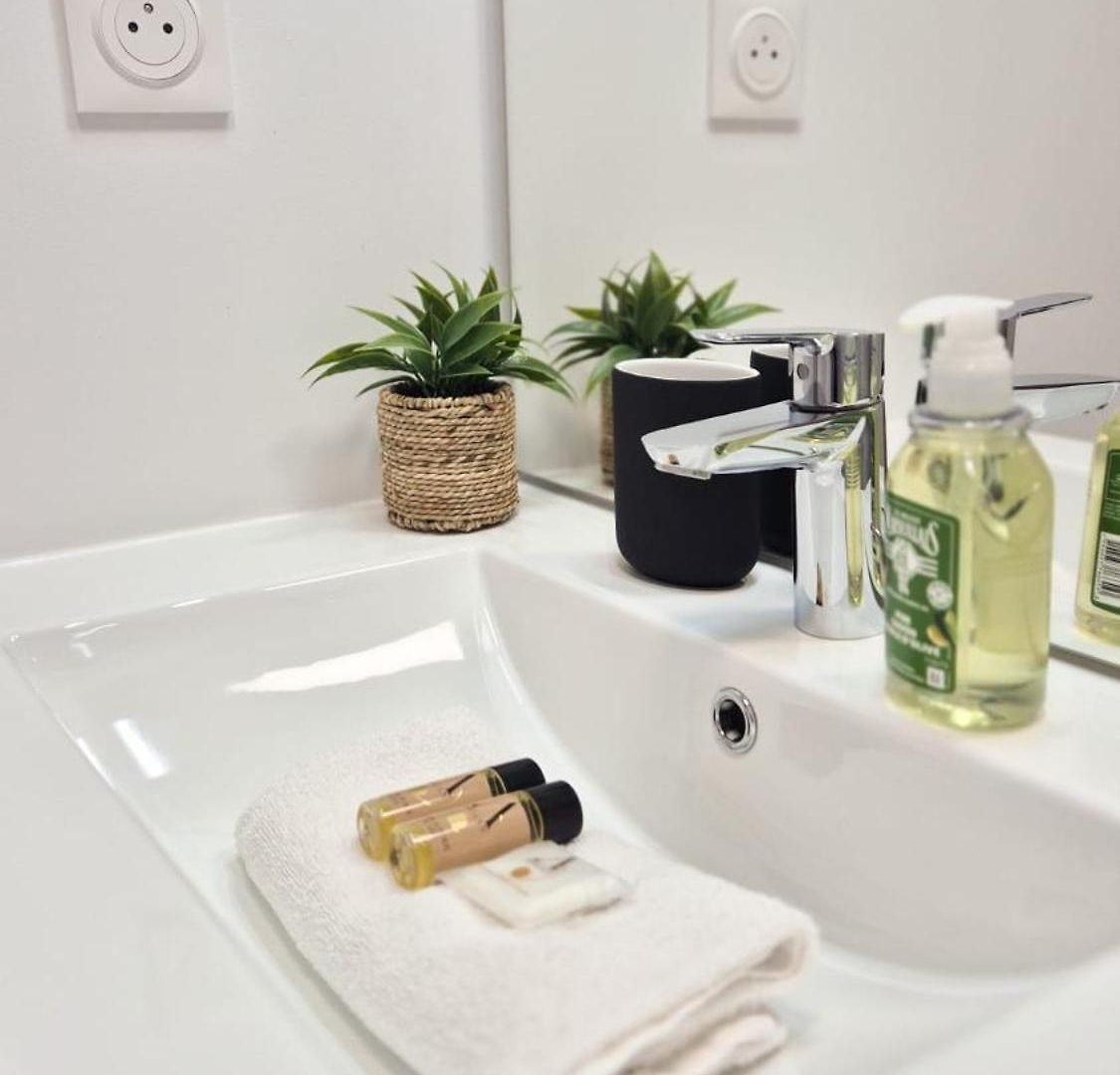 Apartment T3 Neuf Climatise Avec Parking A Nice