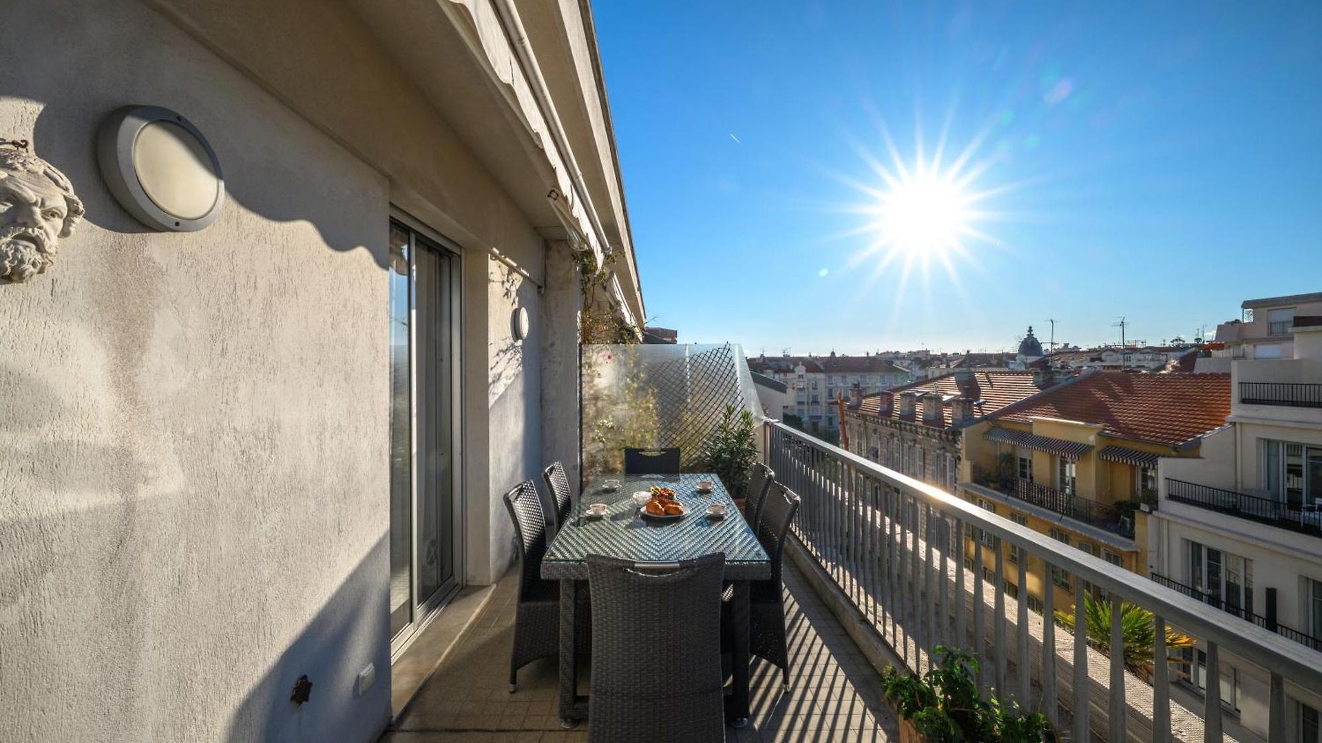 Vue Ensoleillée Sur Les Toits De Nice