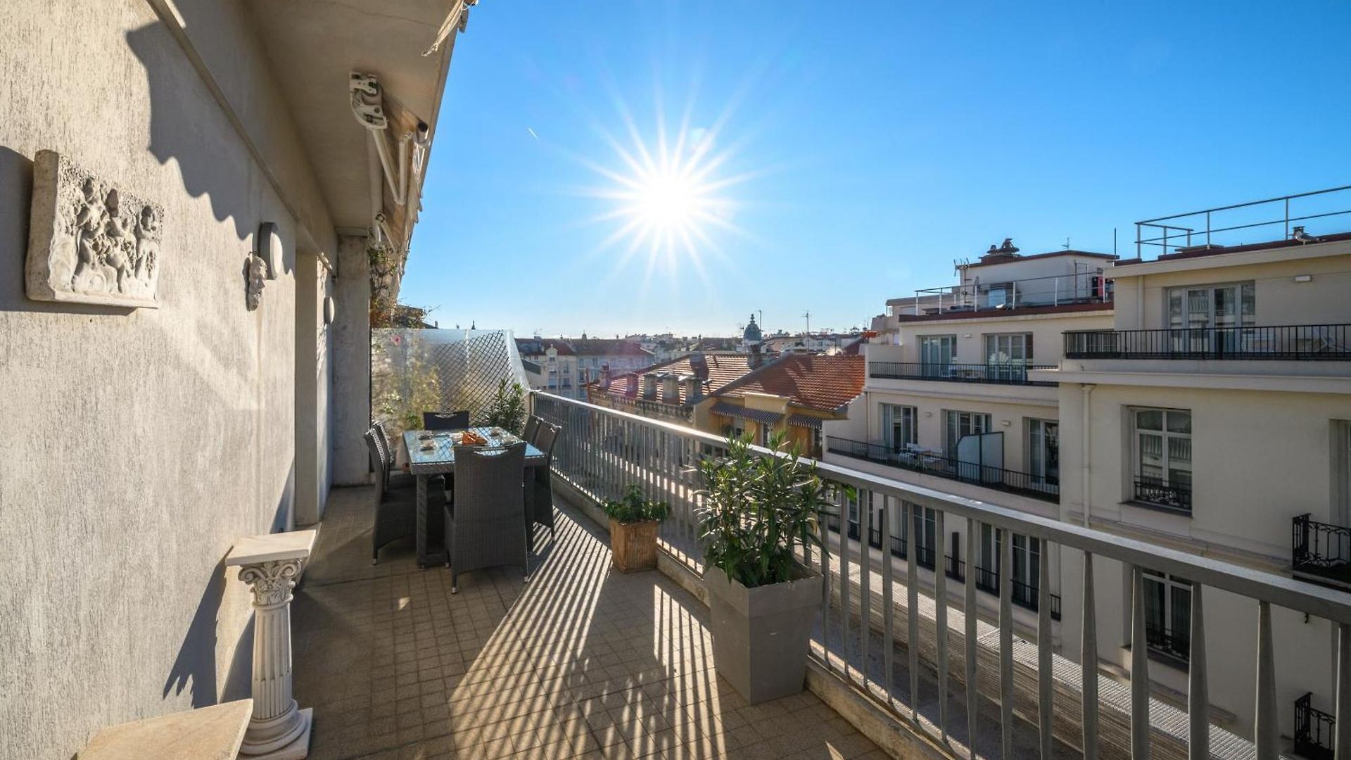 Vue Ensoleillée Sur Les Toits De Nice