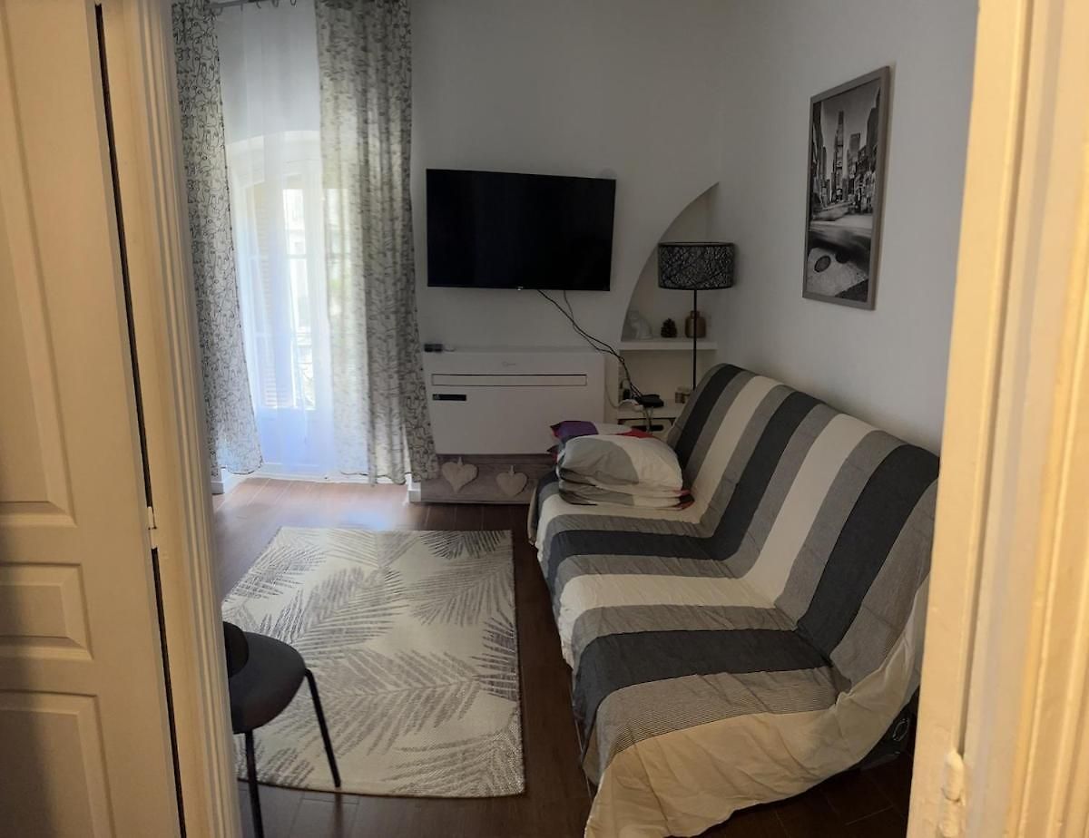 2-room Off The * Nice