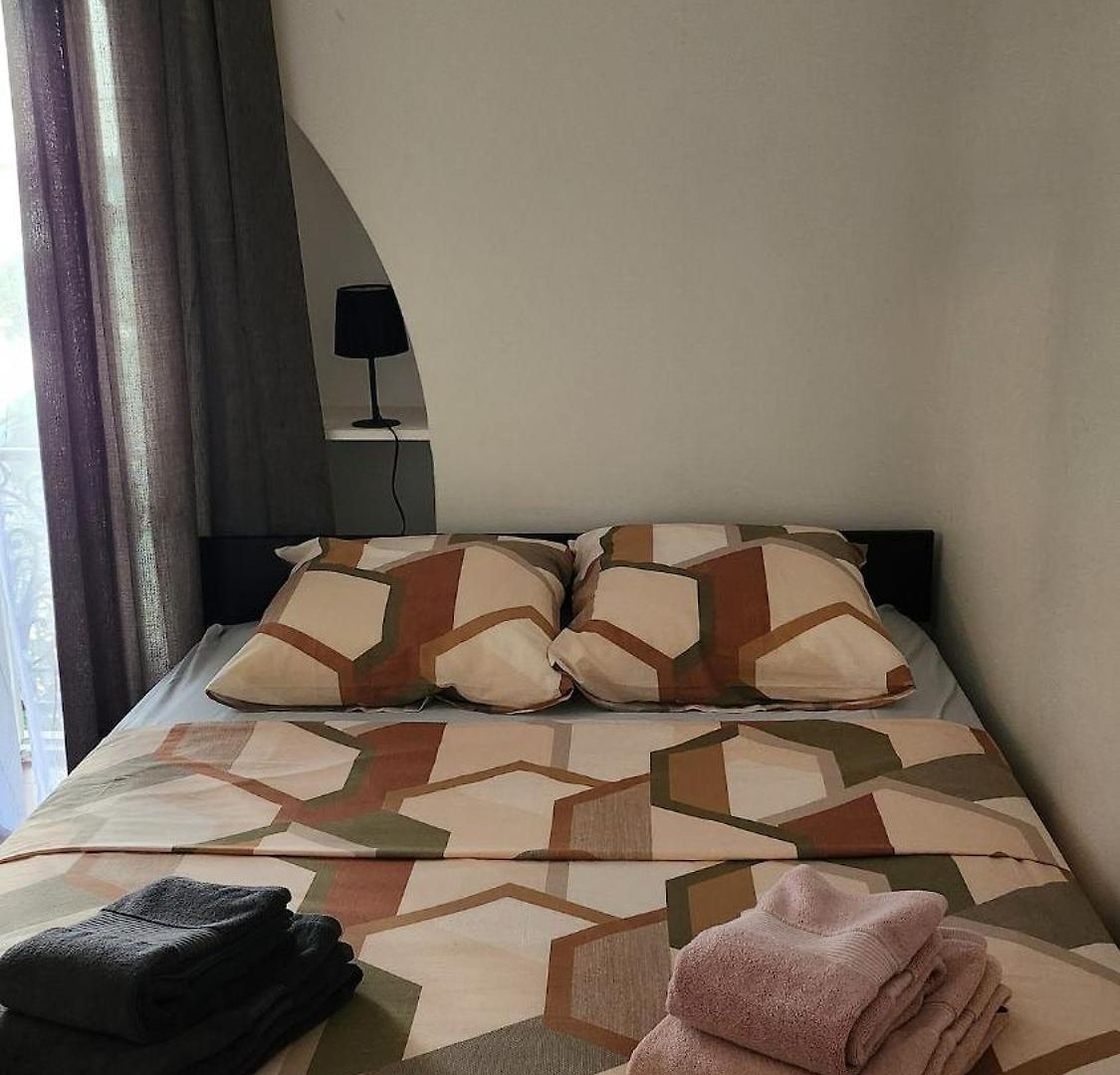 2-room Off The Nice