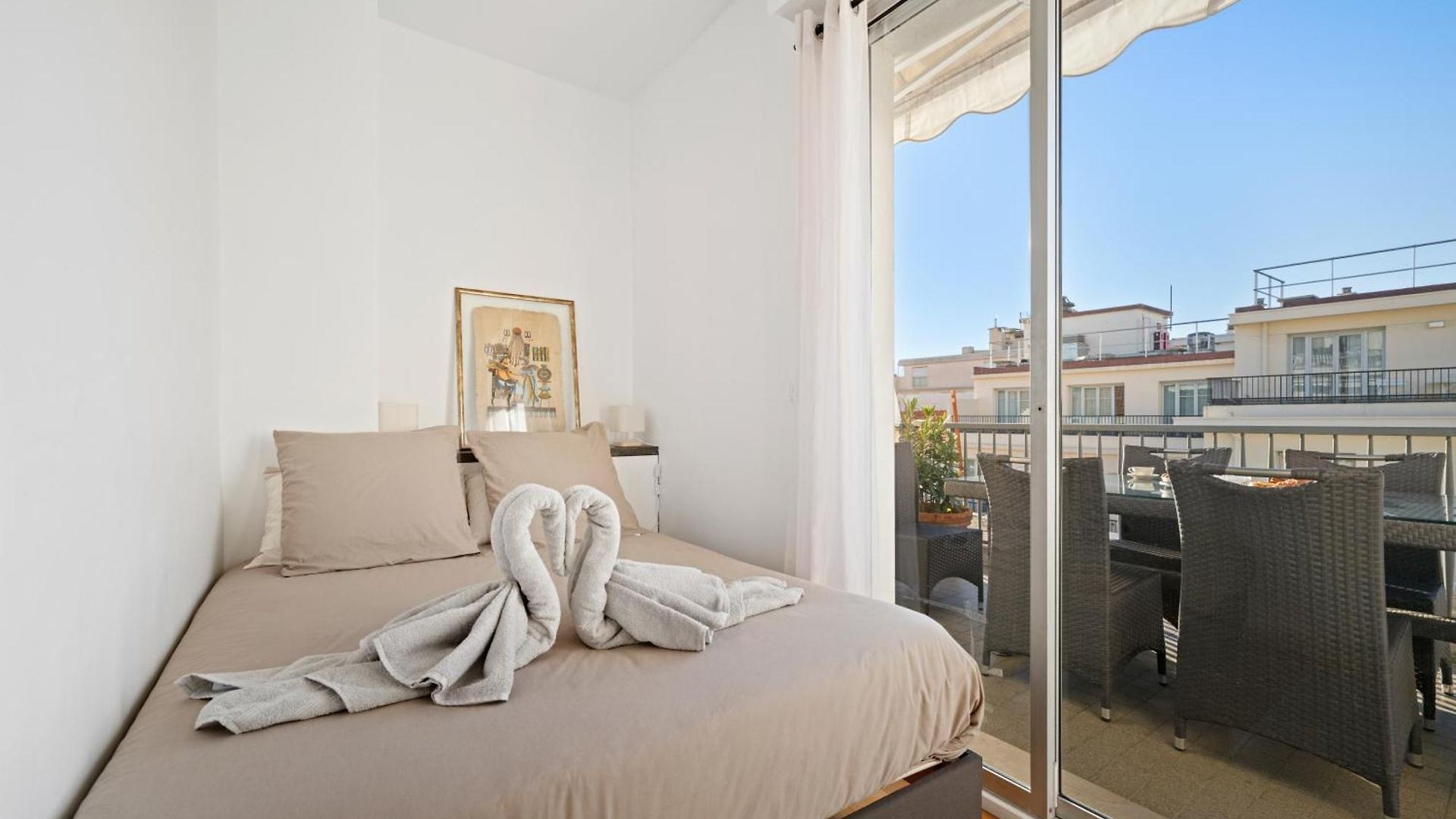 Appartement Vue Ensoleillée Sur Les Toits De