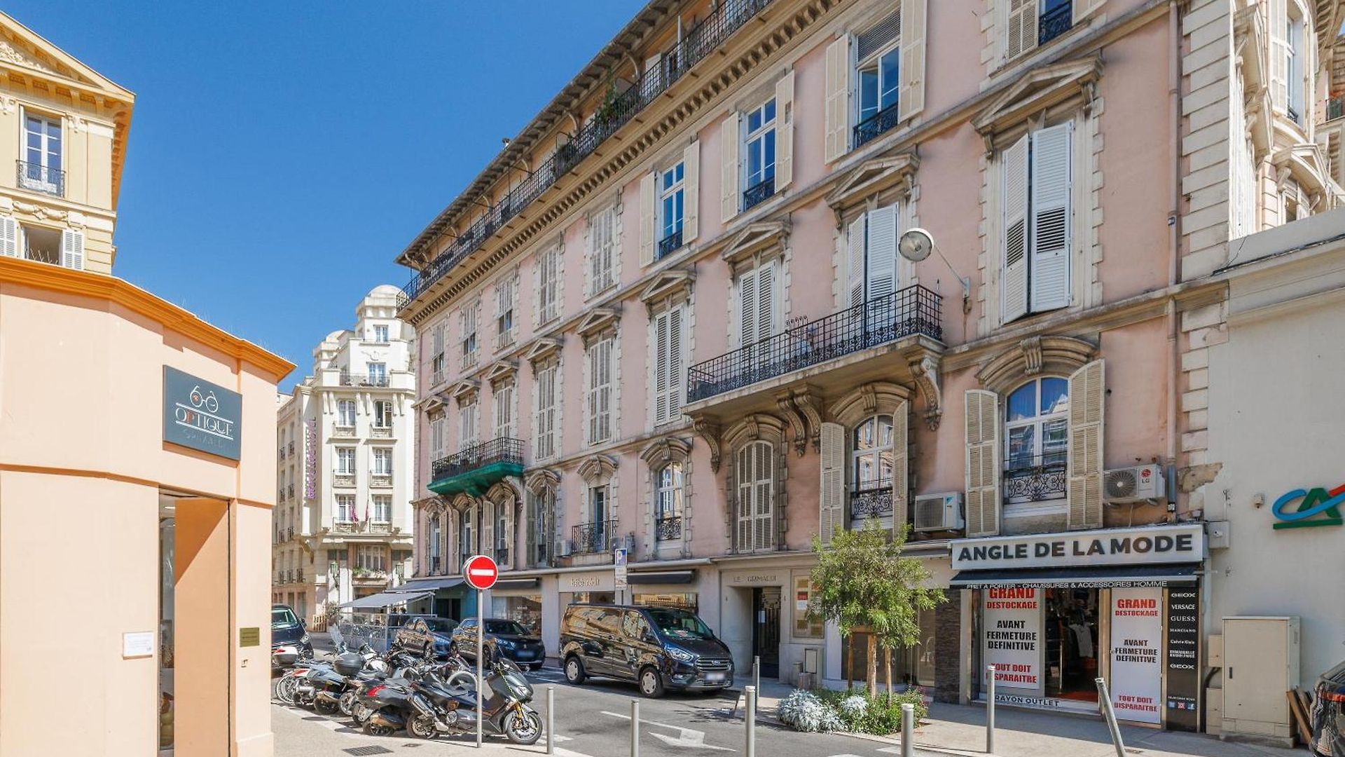 Renting - Grimaldi - Golden Square Location Fully Equiped Nice