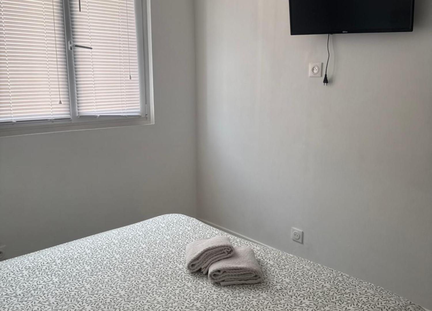 Séjour chez l'habitant Location proche de toute commodités à 1 minute du tramway et à 9 min de centre ville et parking gratuit dans résidence privée Nice